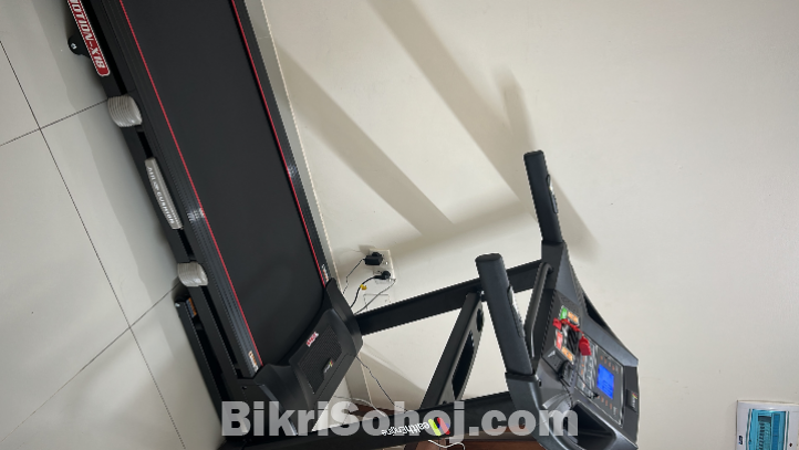 HealthEngine Motorized Trademill